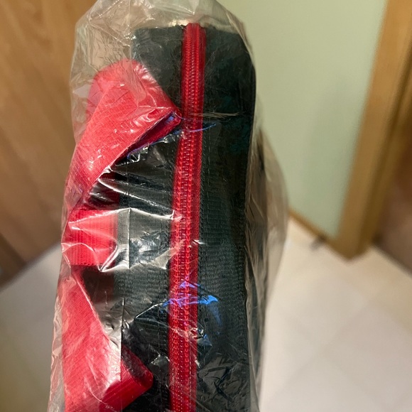 Harvey’s Christmas Wreath Convertible Crossbody Bag - Picture 4 of 4